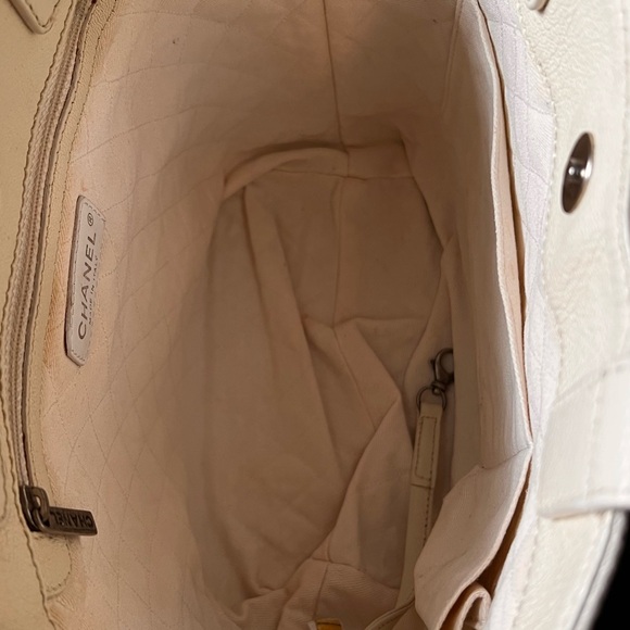 Chanel Cream Tote Bag with Textured Canvas and Iconic CC Logo - Picture 9 of 16